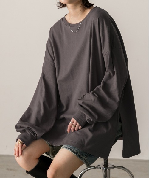 ad thie(アドティエ)の「スリット入り ビッグロングTシャツ(Tシャツ/カットソー・レディース・チャコール/ブラック/オフホワイト/ナチュラル・FREE)」の4枚目の写真