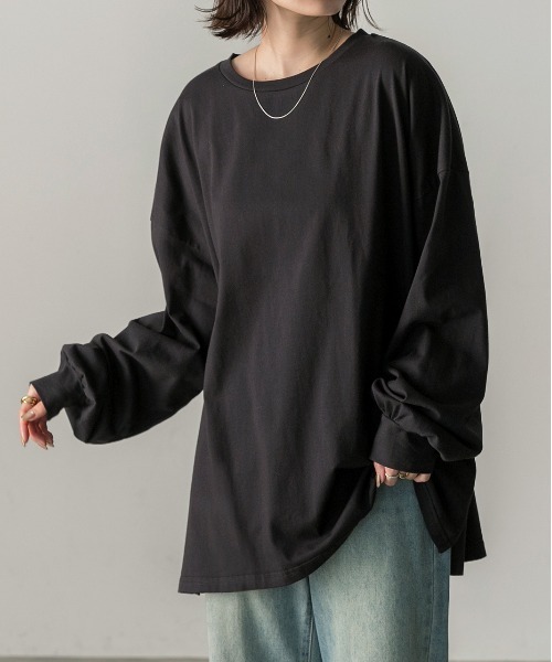 ad thie(アドティエ)の「スリット入り ビッグロングTシャツ(Tシャツ/カットソー・レディース・チャコール/ブラック/オフホワイト/ナチュラル・FREE)」の3枚目の写真