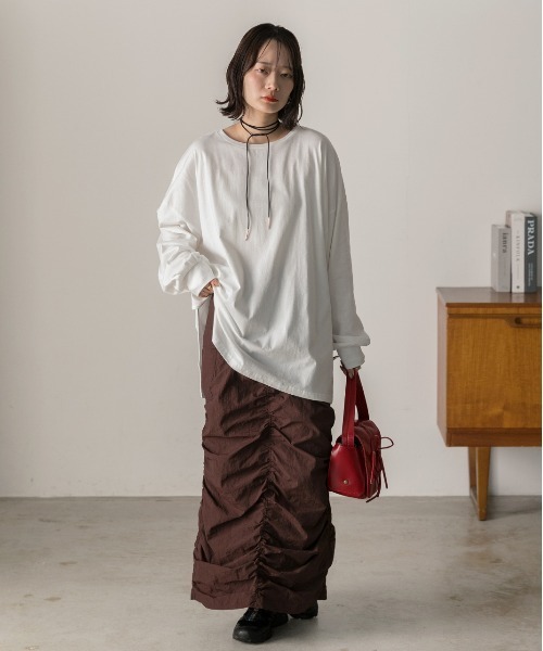 ad thie(アドティエ)の「スリット入り ビッグロングTシャツ(Tシャツ/カットソー・レディース・チャコール/ブラック/オフホワイト/ナチュラル・FREE)」の5枚目の写真