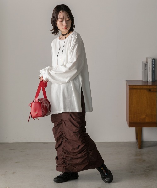 ad thie(アドティエ)の「スリット入り ビッグロングTシャツ(Tシャツ/カットソー・レディース・チャコール/ブラック/オフホワイト/ナチュラル・FREE)」の6枚目の写真