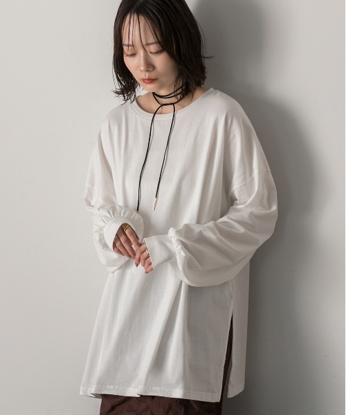 ad thie(アドティエ)の「スリット入り ビッグロングTシャツ(Tシャツ/カットソー・レディース・チャコール/ブラック/オフホワイト/ナチュラル・FREE)」の7枚目の写真