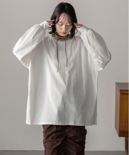 ad thie(アドティエ)の「スリット入り ビッグロングTシャツ(Tシャツ/カットソー・レディース・チャコール/ブラック/オフホワイト/ナチュラル・FREE)」の9枚目の写真