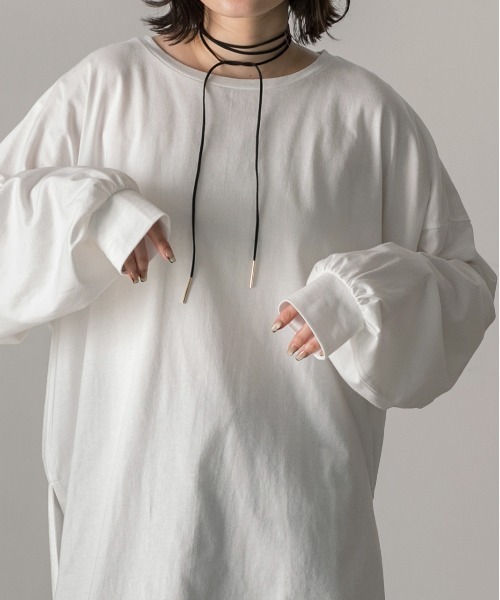 ad thie(アドティエ)の「スリット入り ビッグロングTシャツ(Tシャツ/カットソー・レディース・チャコール/ブラック/オフホワイト/ナチュラル・FREE)」の10枚目の写真
