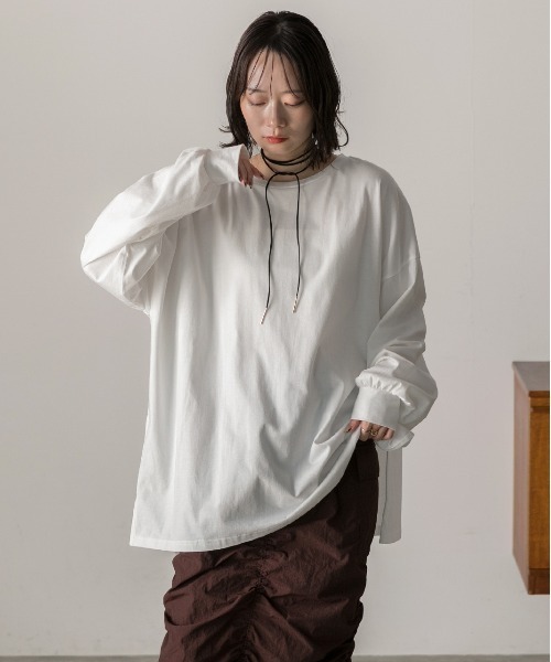 ad thie(アドティエ)の「スリット入り ビッグロングTシャツ(Tシャツ/カットソー・レディース・チャコール/ブラック/オフホワイト/ナチュラル・FREE)」の12枚目の写真
