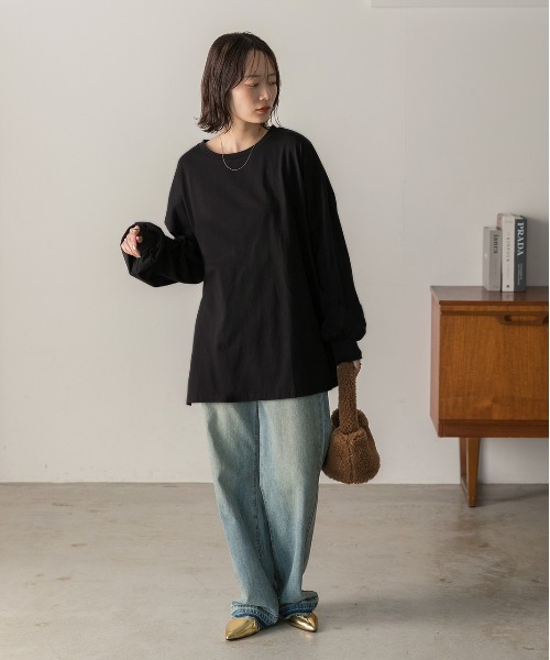 ad thie(アドティエ)の「スリット入り ビッグロングTシャツ(Tシャツ/カットソー・レディース・チャコール/ブラック/オフホワイト/ナチュラル・FREE)」の13枚目の写真