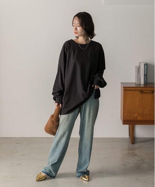 ad thie(アドティエ)の「スリット入り ビッグロングTシャツ(Tシャツ/カットソー・レディース・チャコール/ブラック/オフホワイト/ナチュラル・FREE)」の14枚目の写真