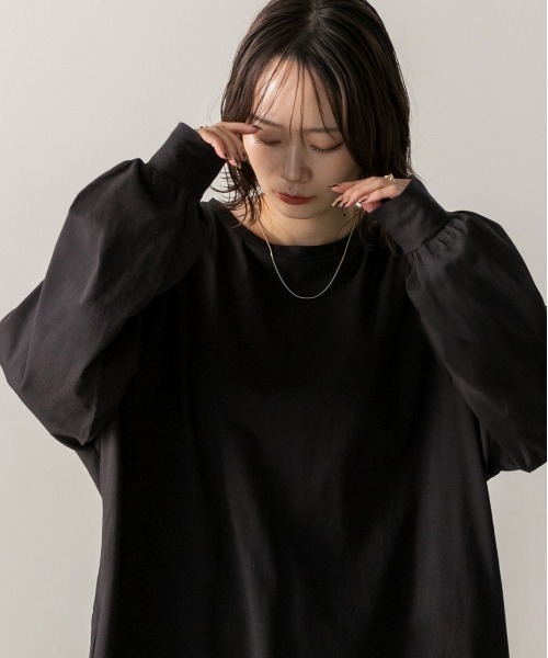 ad thie(アドティエ)の「スリット入り ビッグロングTシャツ(Tシャツ/カットソー・レディース・チャコール/ブラック/オフホワイト/ナチュラル・FREE)」の16枚目の写真