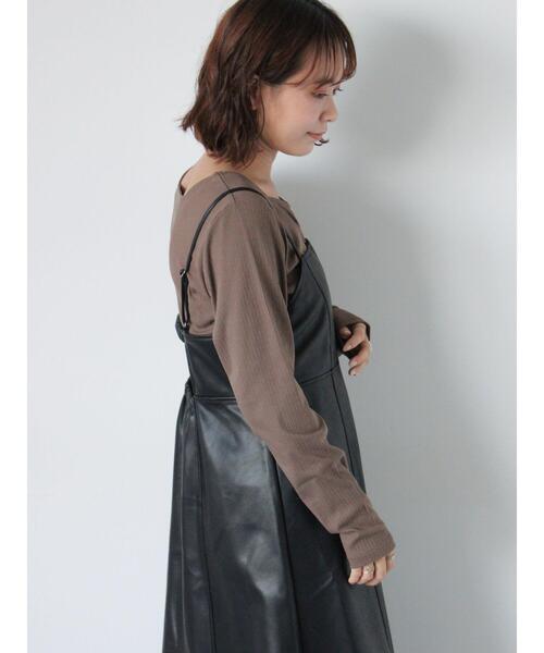 ehka sopo(エヘカソポ)の「エコレザーキャミソールワンピース(ワンピース・レディース・ブラウン/ベージュ系その他/ブラック・F)」の15枚目の写真