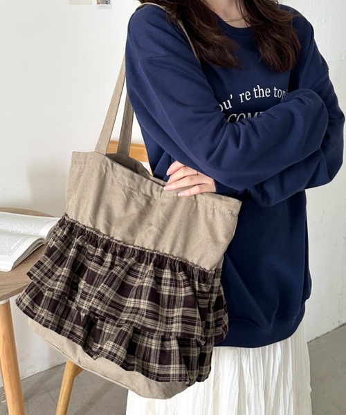 CLEA(クレア)の「【A4サイズ対応】2wayフリルトートバッグ(トートバッグ・レディース・ブラック/アイボリー/レッド/ブルー/ブラック系その他/ワインレッド/ブラウン/その他1/その他2/その他3/ピンク/ブラック系その他2/ボルドー/ネイビー/ブラウン系その他/グレー系その他/その他4・FREE)」の7枚目の写真