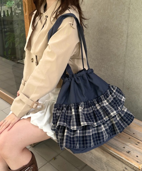 CLEA(クレア)の「【A4サイズ対応】2wayフリルトートバッグ(トートバッグ・レディース・ブラック/アイボリー/レッド/ブルー/ブラック系その他/ワインレッド/ブラウン/その他1/その他2/その他3/ピンク/ブラック系その他2/ボルドー/ネイビー/ブラウン系その他/グレー系その他/その他4・FREE)」の8枚目の写真