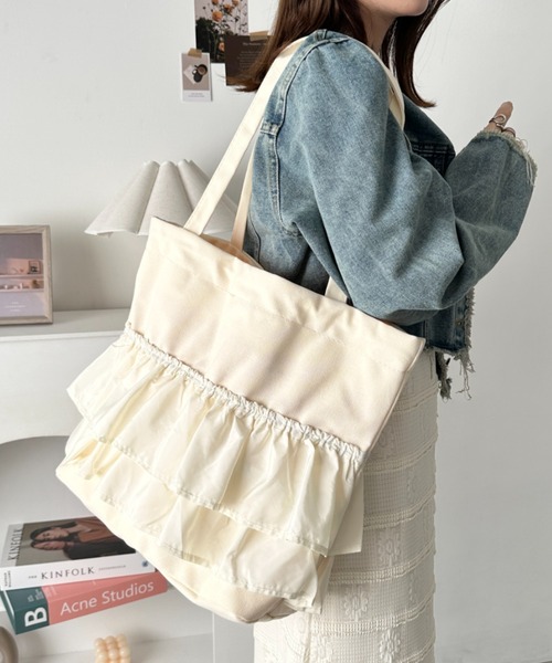 CLEA（クレア）の「【A4サイズ対応】2wayフリルトートバッグ（トートバッグ・レディース・ブラック/アイボリー/レッド/ブルー/ブラック系その他/ワインレッド/ブラウン/その他1/その他2/その他3・FREE）」の2枚目の写真