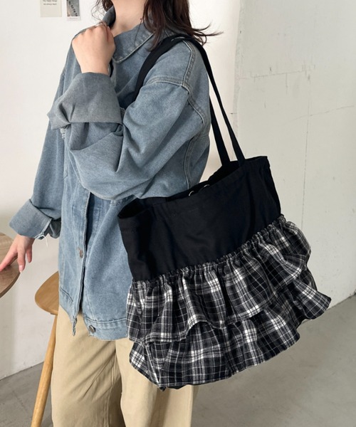 CLEA(クレア)の「【A4サイズ対応】2wayフリルトートバッグ(トートバッグ・レディース・ブラック/アイボリー/レッド/ブルー/ブラック系その他/ワインレッド/ブラウン/その他1/その他2/その他3/ピンク/ブラック系その他2/ボルドー/ネイビー/ブラウン系その他/グレー系その他/その他4・FREE)」の4枚目の写真