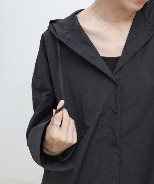 select MOCA(セレクトモカ)の「【定番】フード付きナイロンシャツ(シャツ/ブラウス・レディース・ネイビー/オフホワイト・FREE/SMALL)」の13枚目の写真