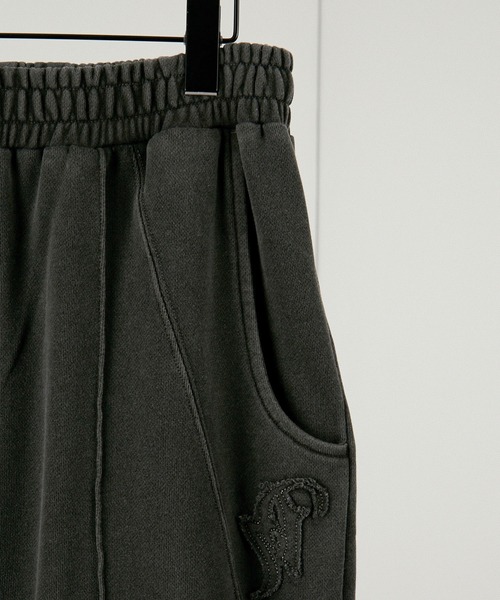 Alfred Alex(アルフレッドアレックス)の「【Alfred Alex】ヴィンテージメイクピグメントダメージパッチロゴドロストカーブスウェットパンツ【セットアップ対応】(スウェットパンツ・メンズ・ブラック/ワインレッド/チャコール・S/M/L)」の7枚目の写真