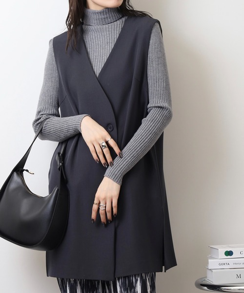 EGLANTINE(エグランティーヌ)の「EGLANTINE ノーカラージレ(ベスト・レディース・ネイビー/ベージュ/チャコールグレー・40)」の2枚目の写真