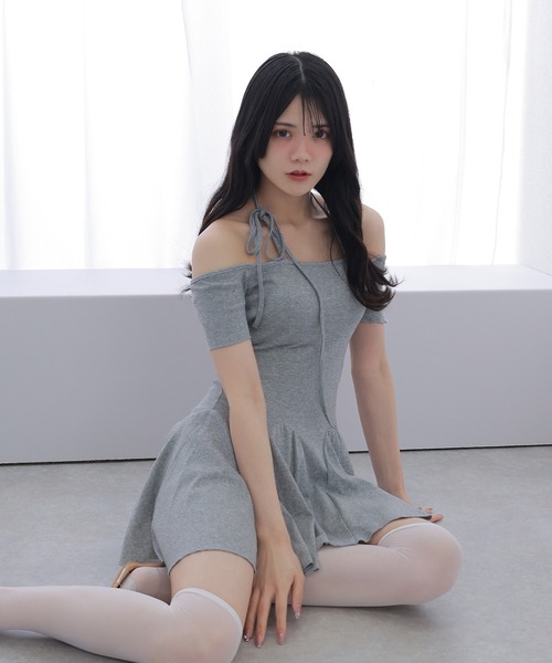 M DOLLY(エムドリー)の「off shoulder halter mini dress/オフショルダーホルターミニワンピース(ワンピース・レディース・グレー/ブラック・FREE)」の2枚目の写真