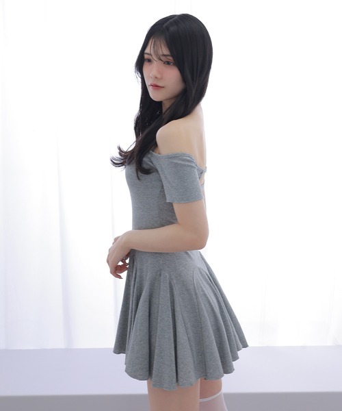 M DOLLY(エムドリー)の「off shoulder halter mini dress/オフショルダーホルターミニワンピース(ワンピース・レディース・グレー/ブラック・FREE)」の13枚目の写真