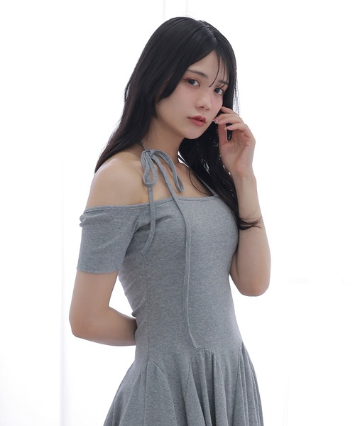 M DOLLY(エムドリー)の「off shoulder halter mini dress/オフショルダーホルターミニワンピース(ワンピース・レディース・グレー/ブラック・FREE)」の16枚目の写真