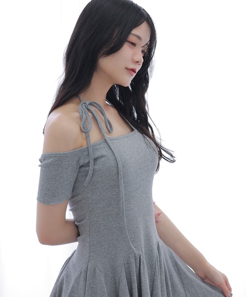 M DOLLY(エムドリー)の「off shoulder halter mini dress/オフショルダーホルターミニワンピース(ワンピース・レディース・グレー/ブラック・FREE)」の15枚目の写真