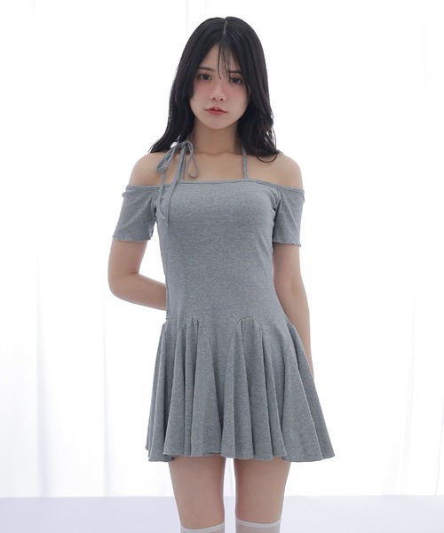 M DOLLY(エムドリー)の「off shoulder halter mini dress/オフショルダーホルターミニワンピース(ワンピース・レディース・グレー/ブラック・FREE)」の6枚目の写真