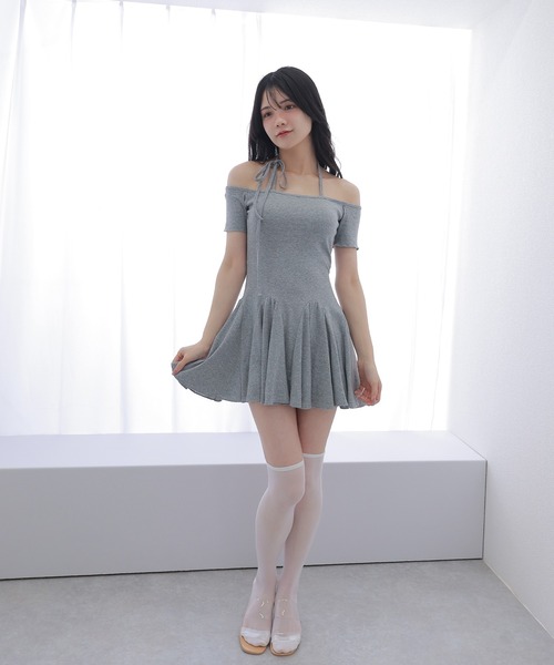 M DOLLY(エムドリー)の「off shoulder halter mini dress/オフショルダーホルターミニワンピース(ワンピース・レディース・グレー/ブラック・FREE)」の7枚目の写真