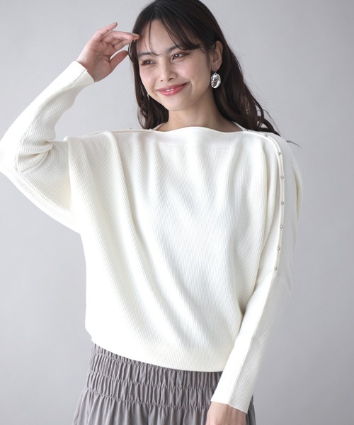 Ehre style(エーレスタイル)の「お洒落感あり ゆるっと綺麗なスタッズドルマン(Tシャツ/カットソー・レディース・ベージュ/アイボリー/ブラック・FREE)」の2枚目の写真