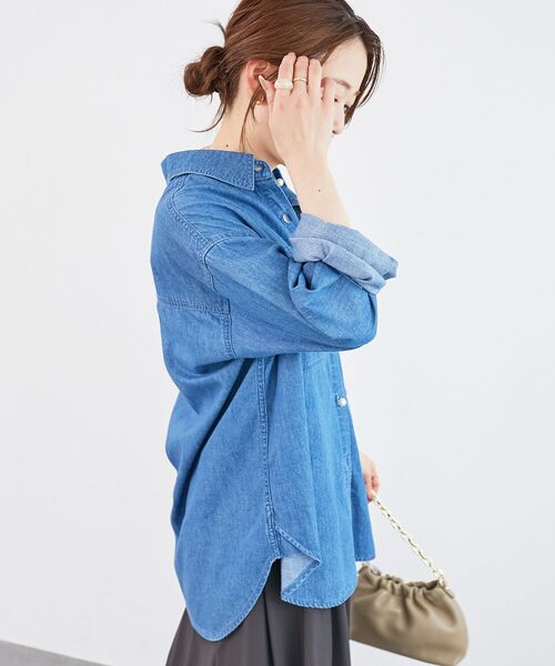 le.coeur blanc（ルクールブラン）の「《軽いシャツ素材》パールボタンデニムシャツ（シャツ/ブラウス・レディース・サックスブルー/ブルー・38）」の4枚目の写真