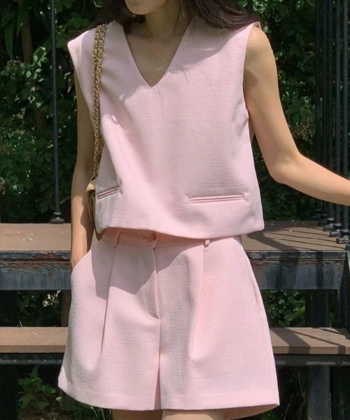 Vネックノースリトップス＋ショートパンツセットアップ（その他