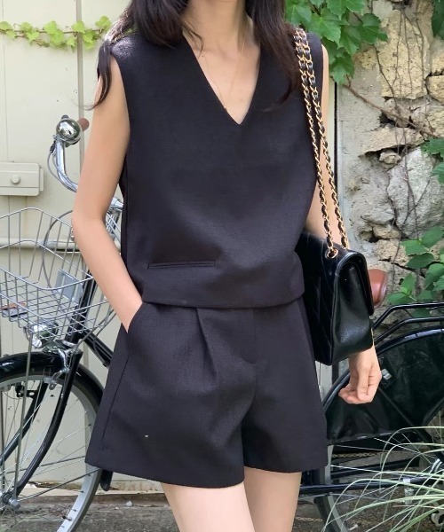 Vネックノースリトップス＋ショートパンツセットアップ（その他