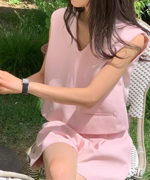 deux amour(ドゥーザムール)の「Vネックノースリトップス+ショートパンツセットアップ(その他トップス・レディース・ブラック/ホワイト/ピンク・FREE)」の18枚目の写真