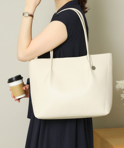 ITS'DEMO（イッツデモ）の「【通勤】仕切りA4トート（トートバッグ・レディース・ブラック/ライトベージュ/アイボリー/ブルー/グリーン系・00）」の2枚目の写真