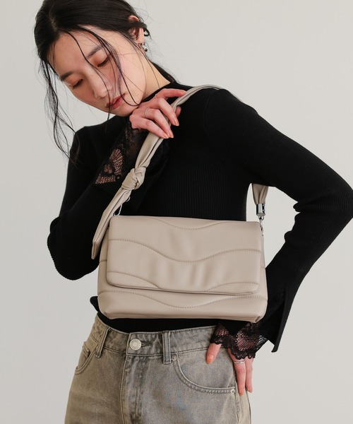 attiree(アティレー)の「パフィーキルティングショルダーバッグ(ショルダーバッグ・レディース・グリーン/アイボリー/ベージュ/ブラック/グレー・FREE)」の3枚目の写真