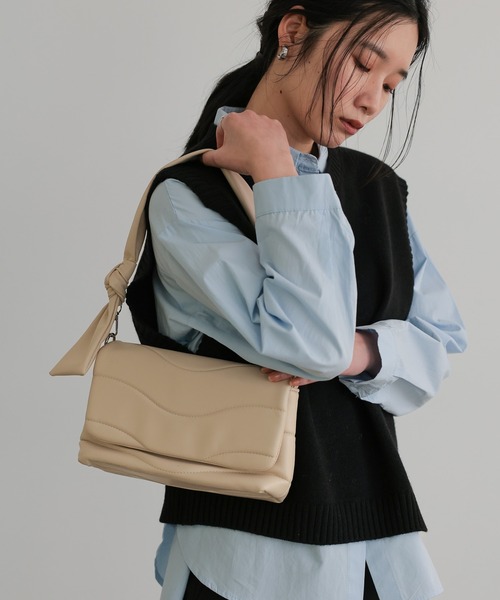 attiree(アティレー)の「パフィーキルティングショルダーバッグ(ショルダーバッグ・レディース・グリーン/アイボリー/ベージュ/ブラック/グレー・FREE)」の2枚目の写真