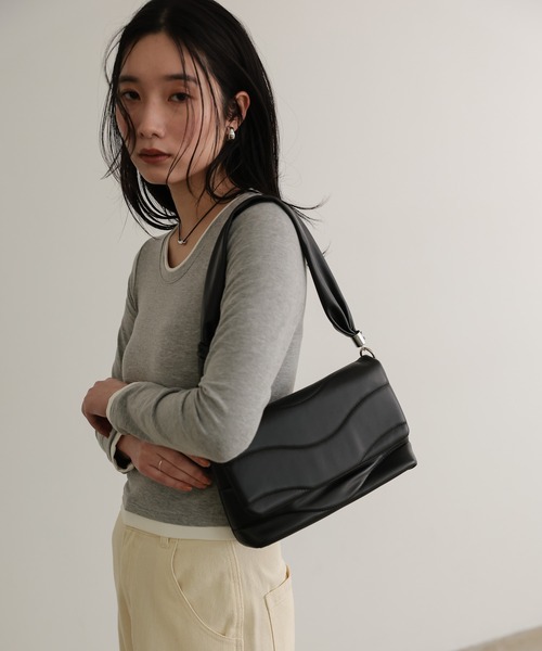 attiree(アティレー)の「パフィーキルティングショルダーバッグ(ショルダーバッグ・レディース・グリーン/アイボリー/ベージュ/ブラック/グレー・FREE)」の1枚目の写真