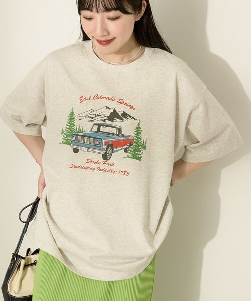AMERICAN HOLIC(アメリカンホリック)の「CarプリントTシャツ(Tシャツ/カットソー・レディース・ホワイト系その他/ネイビー/ベージュ・FREE)」の2枚目の写真