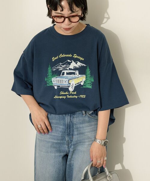 AMERICAN HOLIC(アメリカンホリック)の「CarプリントTシャツ(Tシャツ/カットソー・レディース・ホワイト系その他/ネイビー/ベージュ・FREE)」の1枚目の写真