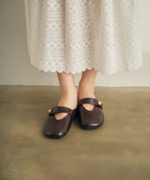 Lunea（ルネア）の「レトロデザインフラットミュールパンプス（パンプス・レディース・ホワイト/ブラウン・23/23.5/24/24.5/25/22.5）」の2枚目の写真