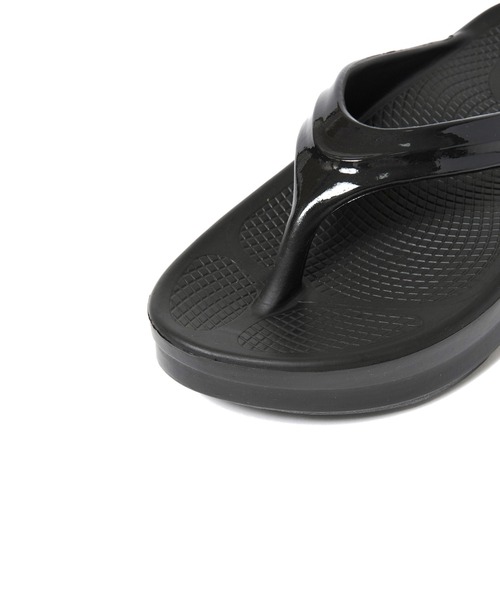 OOFOS（ウーフォス）の「OOFOS OOmega（サンダル・レディース・ローズ/ブラック/ベージュ・23/25/24）」の16枚目の写真