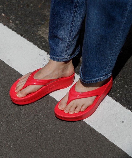 OOFOS（ウーフォス）の「OOFOS OOmega（サンダル・レディース・ローズ/ブラック/ベージュ・23/25/24）」の13枚目の写真