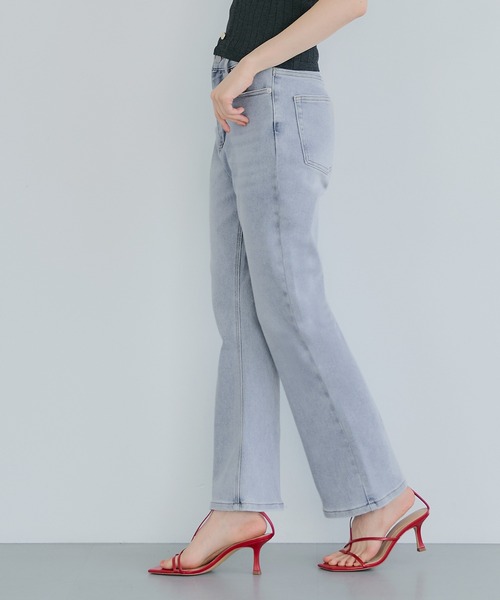 coca(coca)(コカ)の「セミフレア9分丈デニムパンツ(デニムパンツ・レディース・ライトブルー/ブラック・S/L/M)」の4枚目の写真