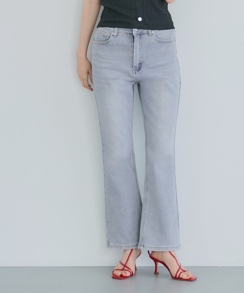 coca(coca)(コカ)の「セミフレア9分丈デニムパンツ(デニムパンツ・レディース・ライトブルー/ブラック・S/L/M)」の6枚目の写真