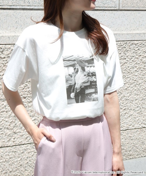 Pierrot(ピエロ)の「【EMILY IN PARIS】フォトプリントTシャツ(Tシャツ/カットソー・レディース・オフホワイト・M/L)」の2枚目の写真