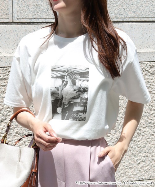 Pierrot(ピエロ)の「【EMILY IN PARIS】フォトプリントTシャツ(Tシャツ/カットソー・レディース・オフホワイト・M/L)」の3枚目の写真