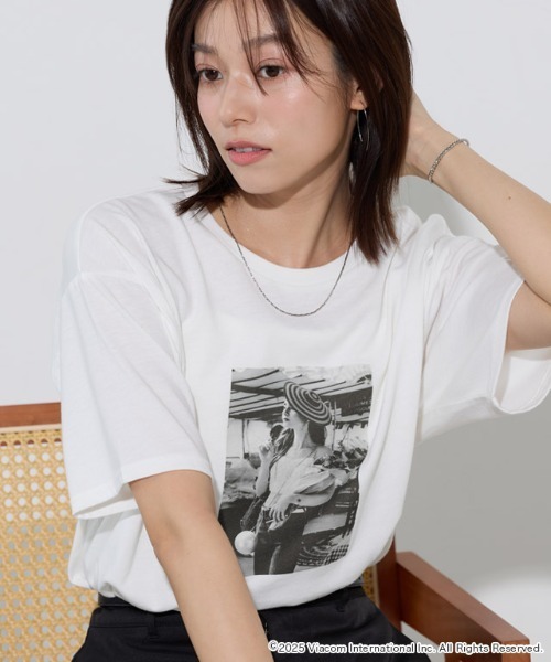 Pierrot(ピエロ)の「【EMILY IN PARIS】フォトプリントTシャツ(Tシャツ/カットソー・レディース・オフホワイト・M/L)」の8枚目の写真