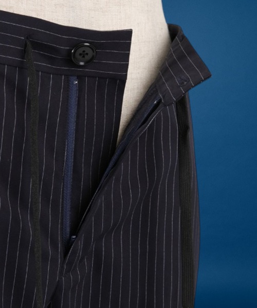 unrelaxing（アンリラクシング）の「スリムテーパードスラックス（スラックス・メンズ・ネイビー×ホワイト・マルチサイズ）」の2枚目の写真