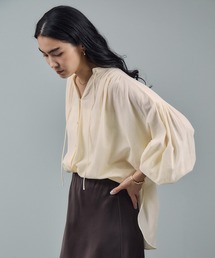 【アダムエロペ】シャツ　白 ADAM ET ROPE'（アダムエロペ）の「ロング＆ナローシャツ