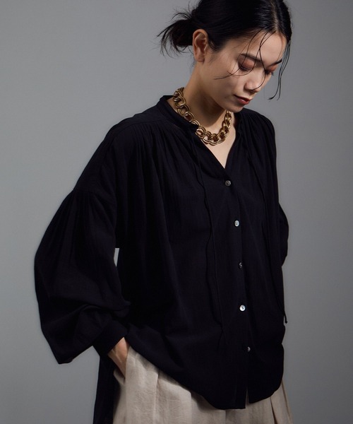 SALON adam et rope'（サロン アダム エ ロペ）の「ボリュームスリーブVネックブラウス（シャツ/ブラウス・レディース・オフホワイト/ブラック/ピンク・FREE）」の6枚目の写真
