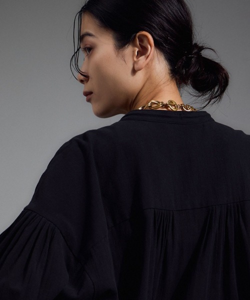 SALON adam et rope'（サロン アダム エ ロペ）の「ボリュームスリーブVネックブラウス（シャツ/ブラウス・レディース・オフホワイト/ブラック/ピンク・FREE）」の7枚目の写真