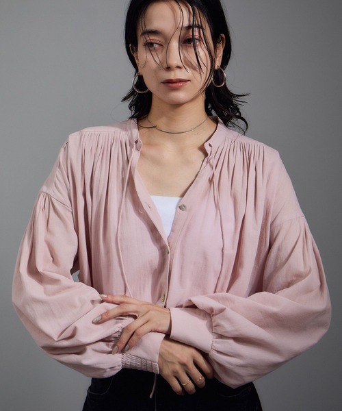 SALON adam et rope'（サロン アダム エ ロペ）の「ボリュームスリーブVネックブラウス（シャツ/ブラウス・レディース・オフホワイト/ブラック/ピンク・FREE）」の8枚目の写真