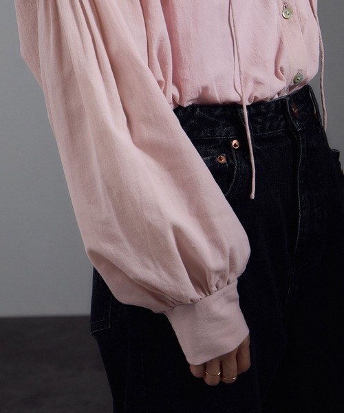 SALON adam et rope'（サロン アダム エ ロペ）の「ボリュームスリーブVネックブラウス（シャツ/ブラウス・レディース・オフホワイト/ブラック/ピンク・FREE）」の11枚目の写真